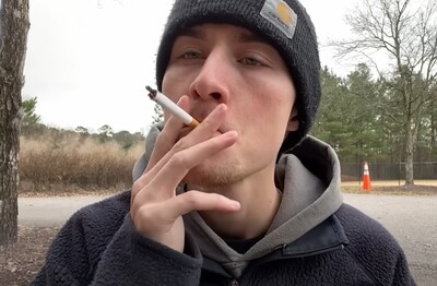 Лечение зависимости от табакокурения в Ломоносове Мужчина с сигаретой делает затяжку